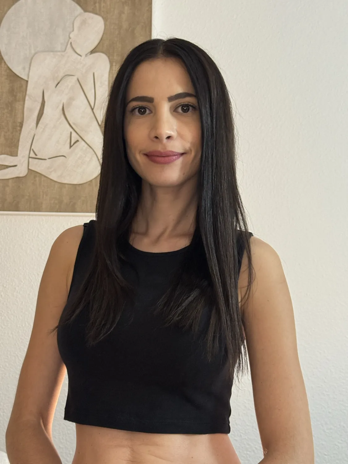 Aida en su estudio de bienestar Aura Aida